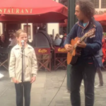 Uma menina de 11 anos juntou-se a um músico de rua… e então toda a multidão ficou em silêncio