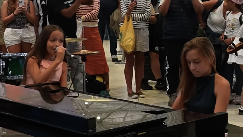Alle Havde Travlt I Lufthavnen – Så Begyndte En 9-årig Dreng At Synge