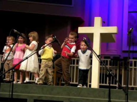 Este Niño de 3 Años Robó Todo el Concierto del Coro… ¡E Hizo Reír a Todo el Mundo!
